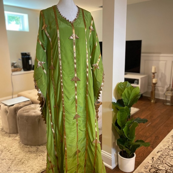 Beautiful floor length green kaftan with embroidered handmade lampi triangles. - Picture 9 of 14